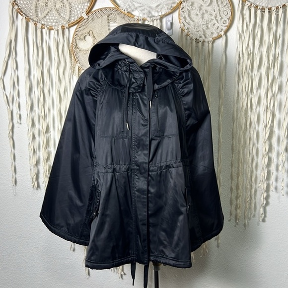 Lululemon Black Waterproof Poncho Cape in Size M/L - Picture 2 of 16